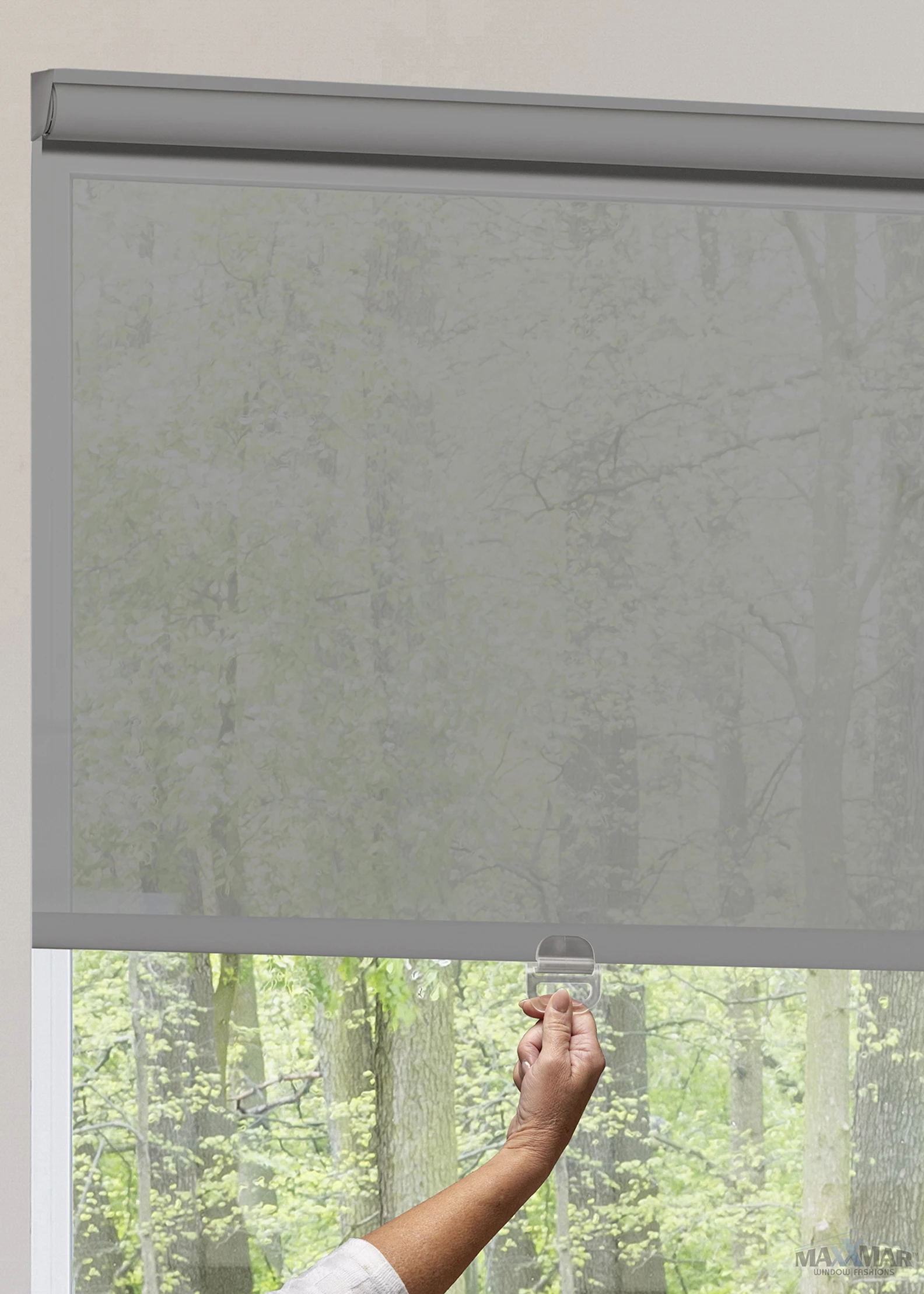 Maxxmar Roller Shades: product and operating-detail illustration.